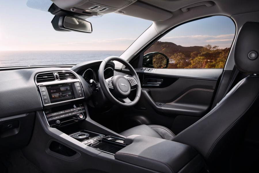 Интерьер Jaguar F-Pace 20d AWD Prestige 2016 года  (AU) (фото 3 из 21)